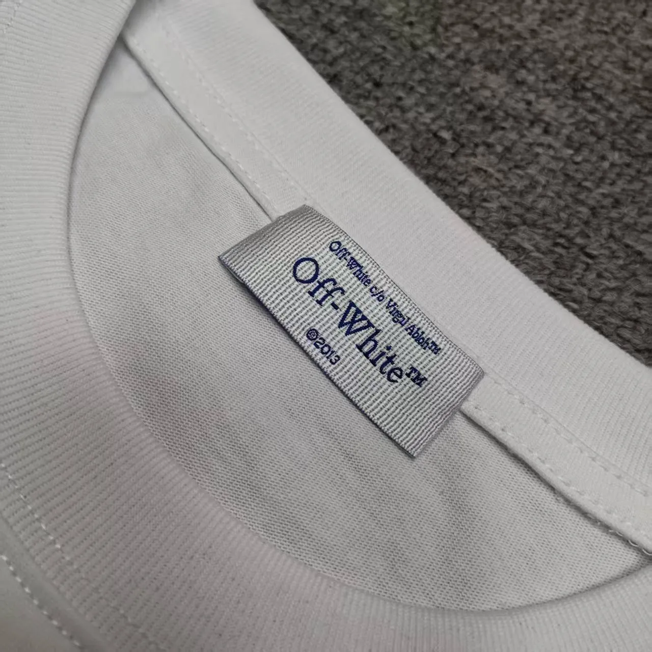 The top proven version OFF-WHI* 25SS new printed short-sleeves, loose fit, the same style for male and female couples stars. American designer Virgil Abloh founded the luxury street brand Off-White based on the pop culture of the younger generation. Walking between street culture and high-end fashion, contemporary elements are used to interpret youth culture, and fine workmanship is used to interpret trendy clothing. Photos, paintings and eye-catching graphic printing are all sources of inspiration for the designer. 32 counts of 260g double yarn pure cotton fabric, the printing uses Kornit digital direct injection technology, and the picture is clear. The white glue base ensures the firmness of the printing, and machine washing is stress-free - 1:1 original mold opening, ZP development, perfectly restored to the original version, produced by a large factory, not produced by a small factory on the market, fine wiring, top-notch craftsmanship, welcome to compare - A full set of customized accessories for collar labels, hang tags, and wash water labels - Exclusive logo packaging - No matter age, body shape or gender, it is very suitable for both men and women. All details are real photos, buy with confidence. Color: White Size: S-XL P;120